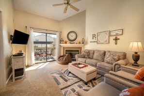Deluxe Condo, 3 Bedrooms (2/3 Bath - Loft)