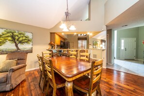 Deluxe Condo, 3 Bedrooms (2/3 Bath - Loft) | Dining room