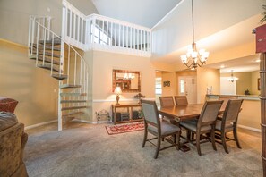 Deluxe Condo, 4 Bedrooms | Dining room