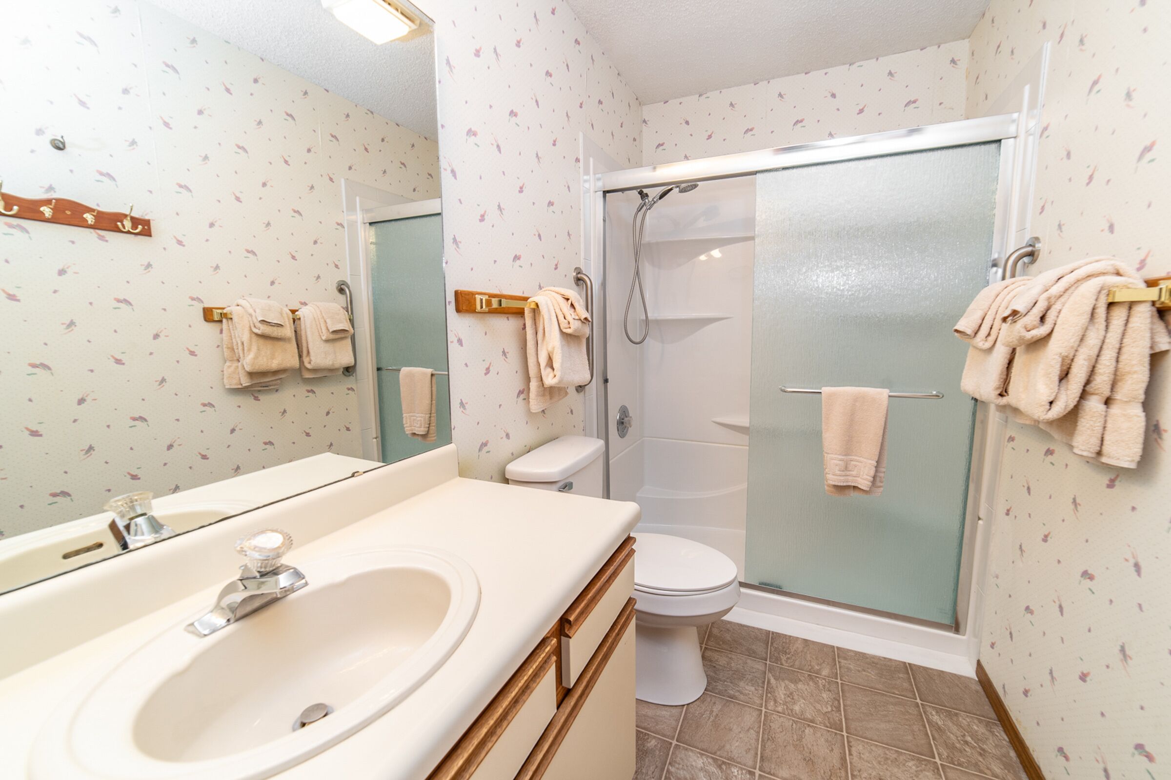 Ein Badezimmer mit Waschbecken, Toilette und Dusche.