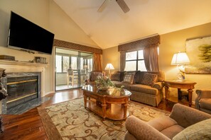 豪華公寓客房, 3 間臥室 (2/3 Bath - Loft) | 客廳 | 電視、DVD 播放機