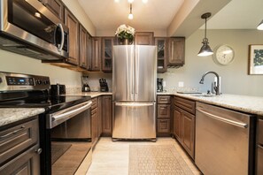 Condo Deluxe, 1 habitación | Cocina privada | Refrigerador con congelador, microondas, horno y parrilla de estufa 