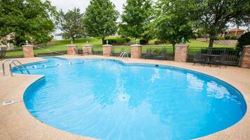 Een binnenzwembad en een seizoensgebonden buitenzwembad