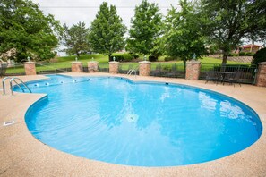 Indoor pool, seasonal outdoor pool - Quality Inn Branson On the Strip (Branson)