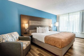 Dundyner, skrivebord, blendingsgardiner og strykejern/-brett