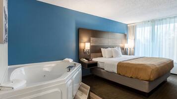 Suite, 1 kingsize-seng, ikke-røyk | Dundyner, skrivebord, blendingsgardiner og strykejern/-brett