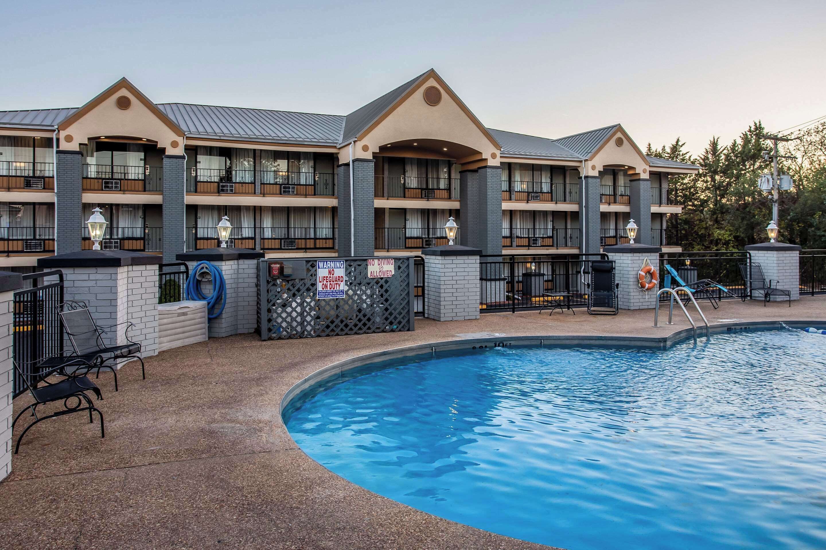 Inomhuspool och en säsongsöppen utomhuspool