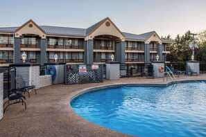 Innenpool, Außenpool (je nach Saison geöffnet)