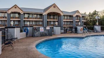 Innenpool, Außenpool (je nach Saison geöffnet)