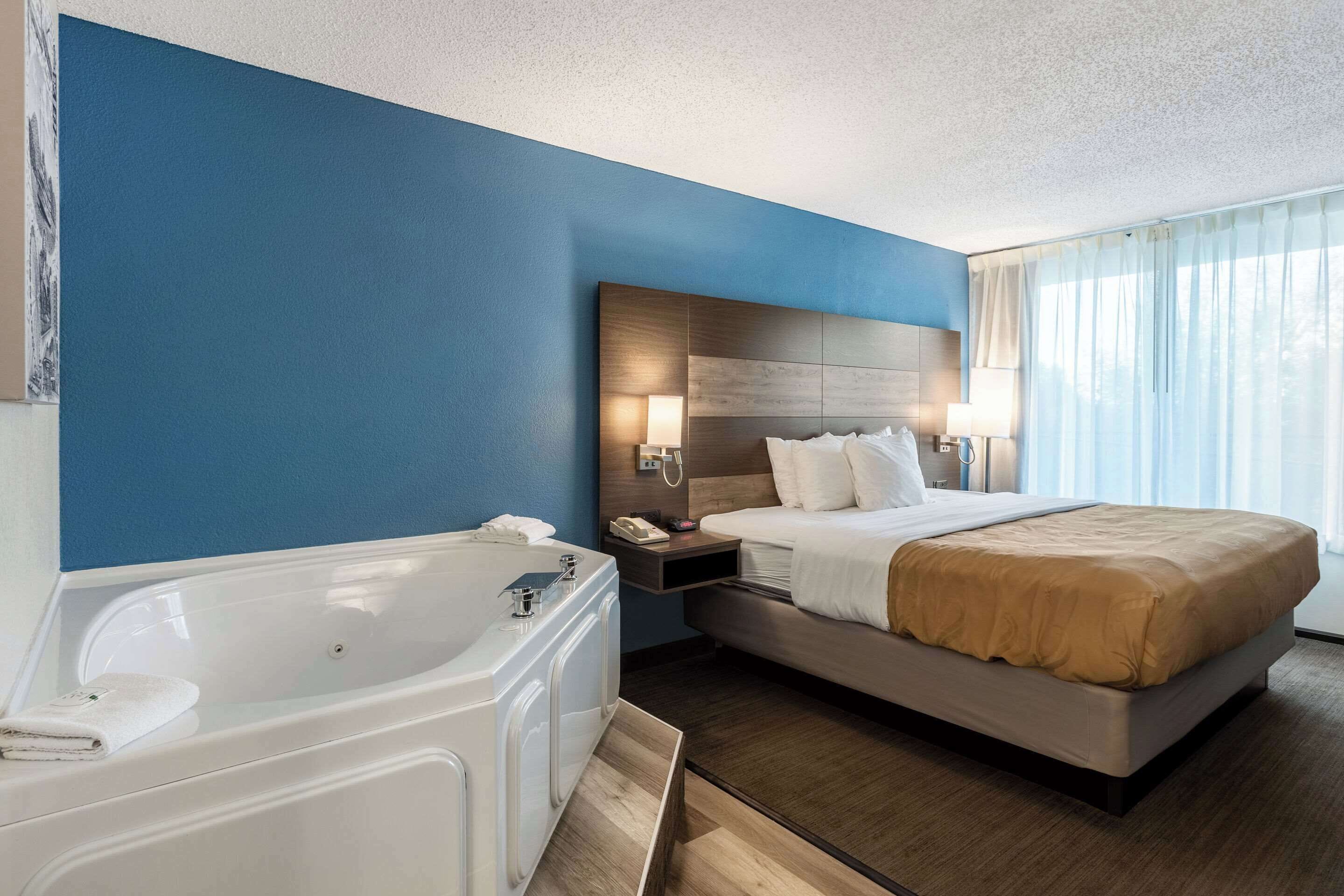 Svit - 1 kingsize-säng - icke-rökare | Duntäcken, skrivbord, mörkläggningsgardiner och strykjärn/strykbräda