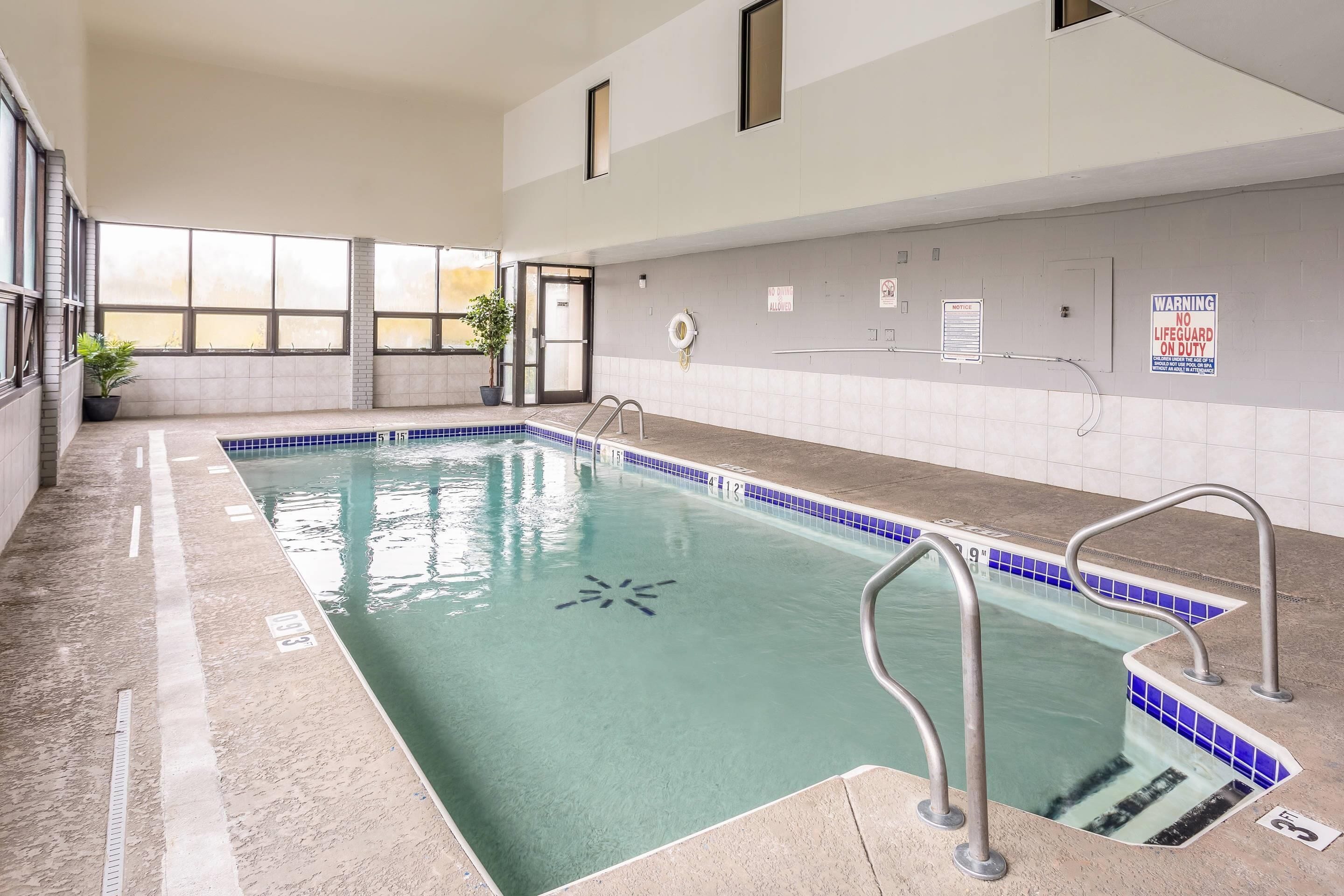 Innendørsbasseng og sesongbasert utendørsbasseng