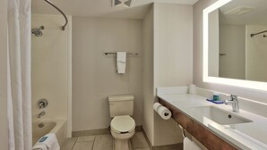 Un baño moderno con bañera, inodoro y lavamanos.