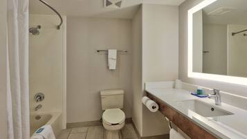 Combinazione doccia/vasca, asciugacapelli, asciugamani