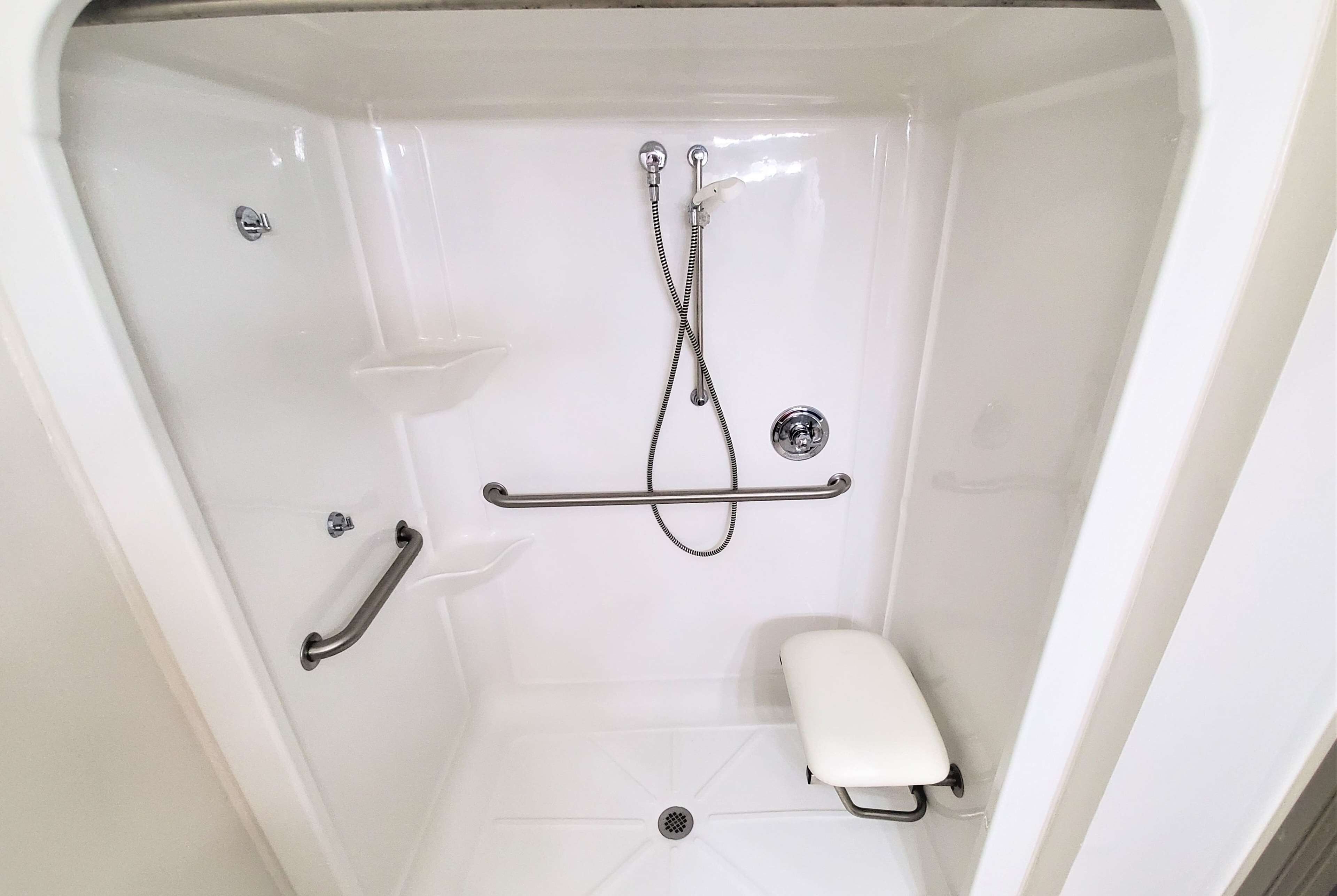 room, 1 king bed, mobility accessible, non smoking | bathroom | combined shower/bathtub, free toiletries, hair dryer, towels