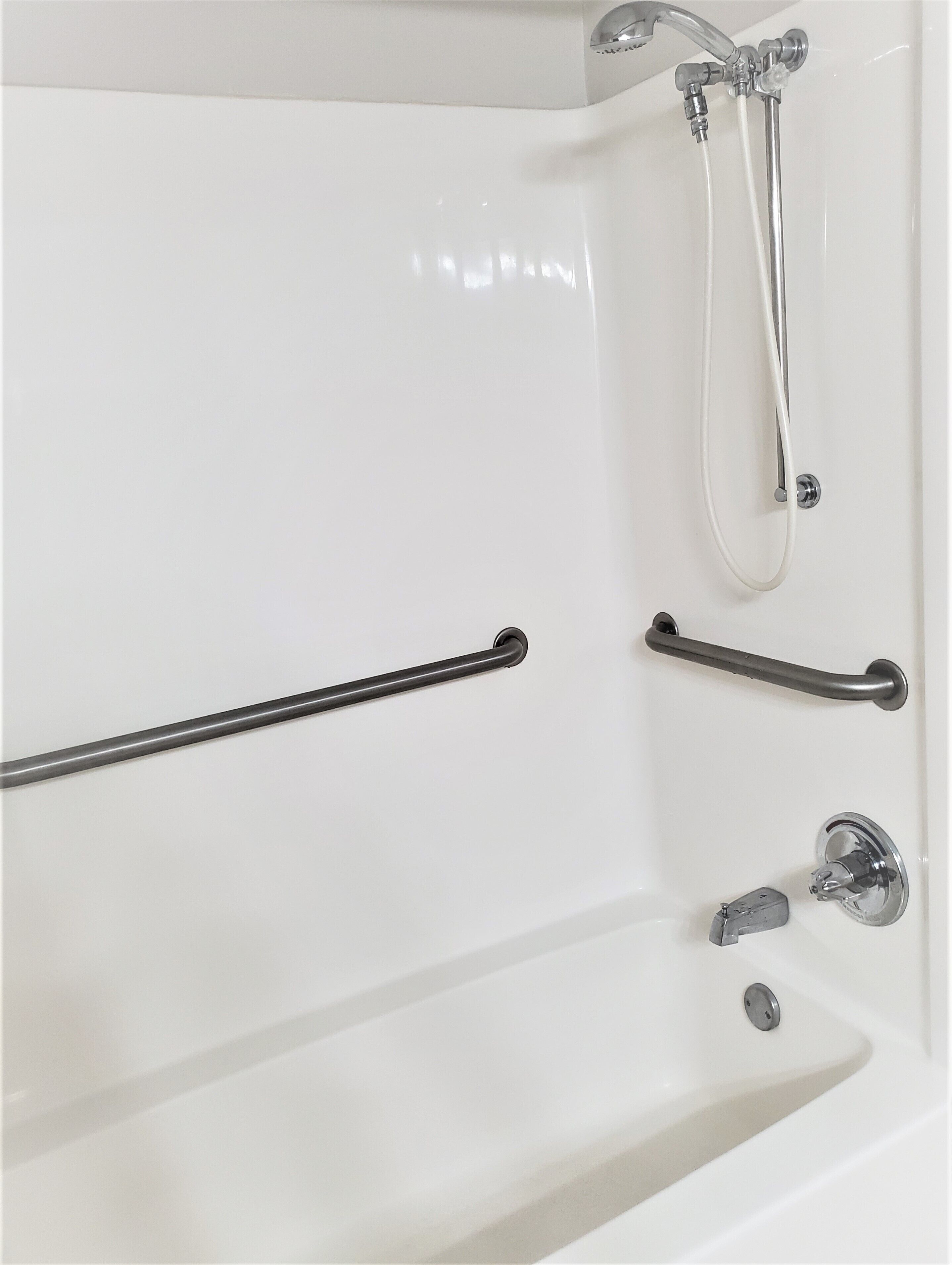 room, 1 king bed, mobility accessible, non smoking | bathroom | combined shower/bathtub, free toiletries, hair dryer, towels