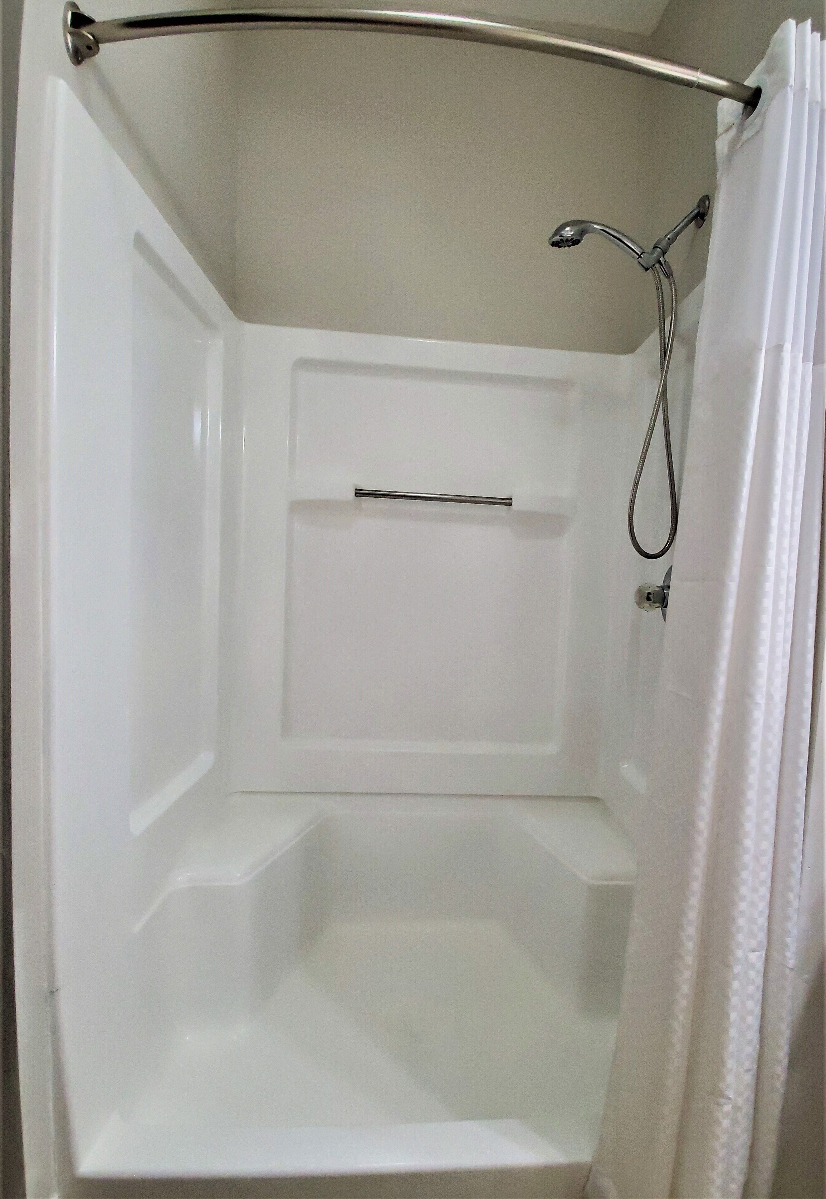 deluxe room, 1 king bed, non smoking | bathroom | combined shower/bathtub, free toiletries, hair dryer, towels