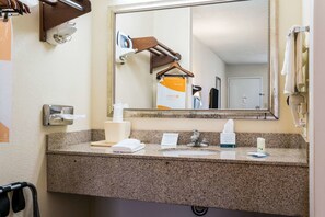 Chambre Standard double, 2 lits doubles, non-fumeur | Salle de bain | Séchoir à cheveux, serviettes fournies