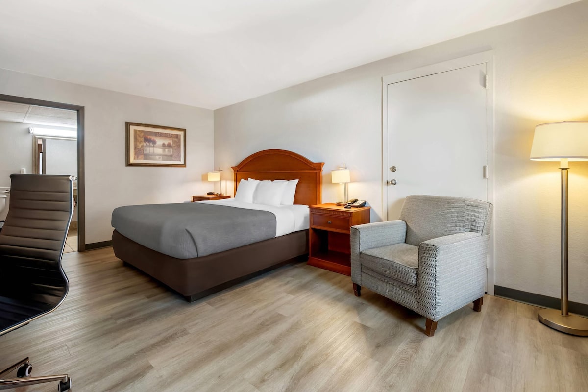 Room, 1 King Bed, Accessible, Non Smoking | Premium bedding, desk, soundproofing, iron/ironing board