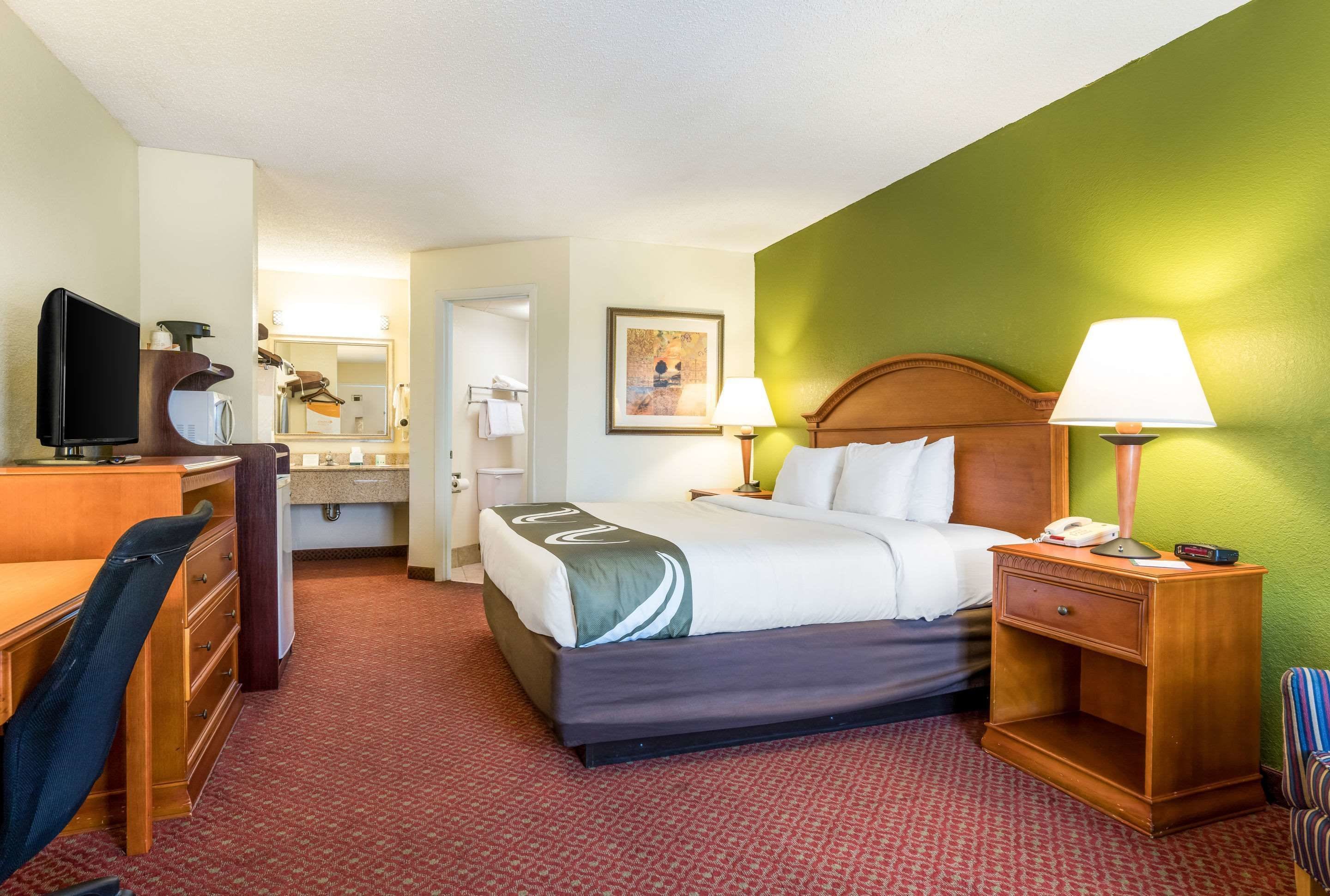 Standard Room, 1 King Bed, Smoking | Premium bedding, desk, soundproofing, iron/ironing board