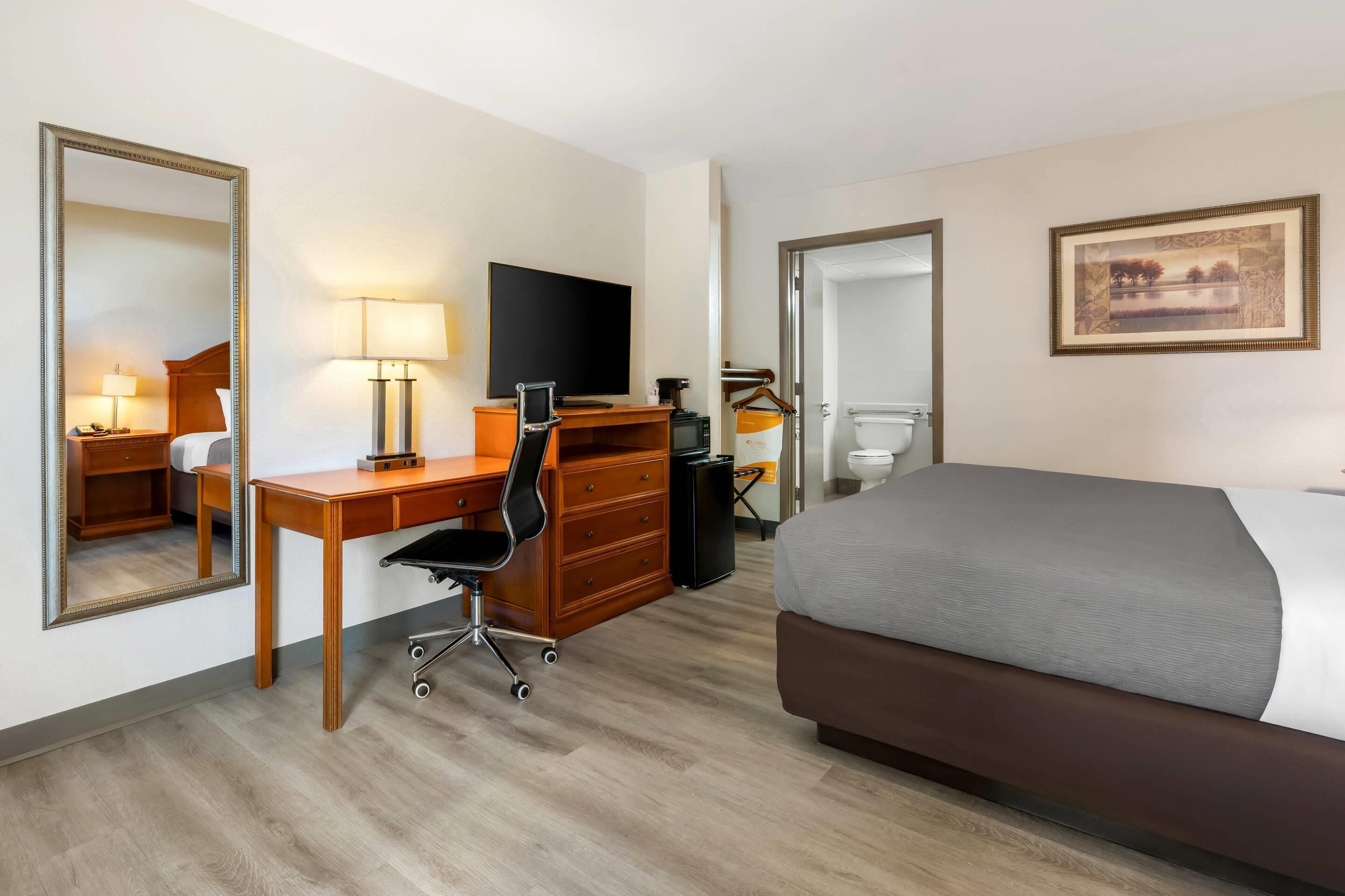 Habitación, 1 cama King size, con acceso para personas discapacitadas, para no fumadores | Ropa de cama de alta calidad, escritorio y insonorización 