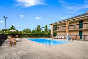 Piscine extérieure en saison
