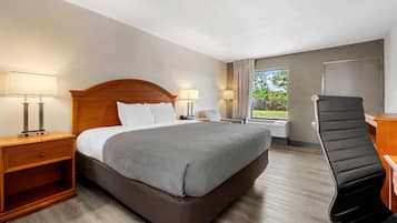 Standard Room, 1 King Bed, Non Smoking | Premium bedding, desk, soundproofing, iron/ironing board