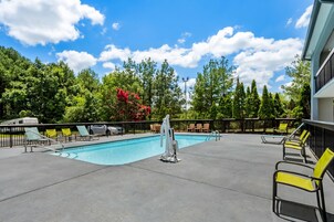 Una piscina al aire libre de temporada