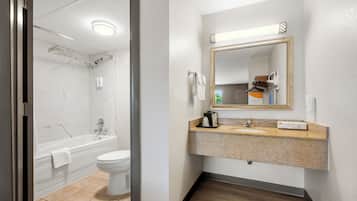 Standard Room, 1 King Bed, Non Smoking | Bathroom | Hair dryer, towels