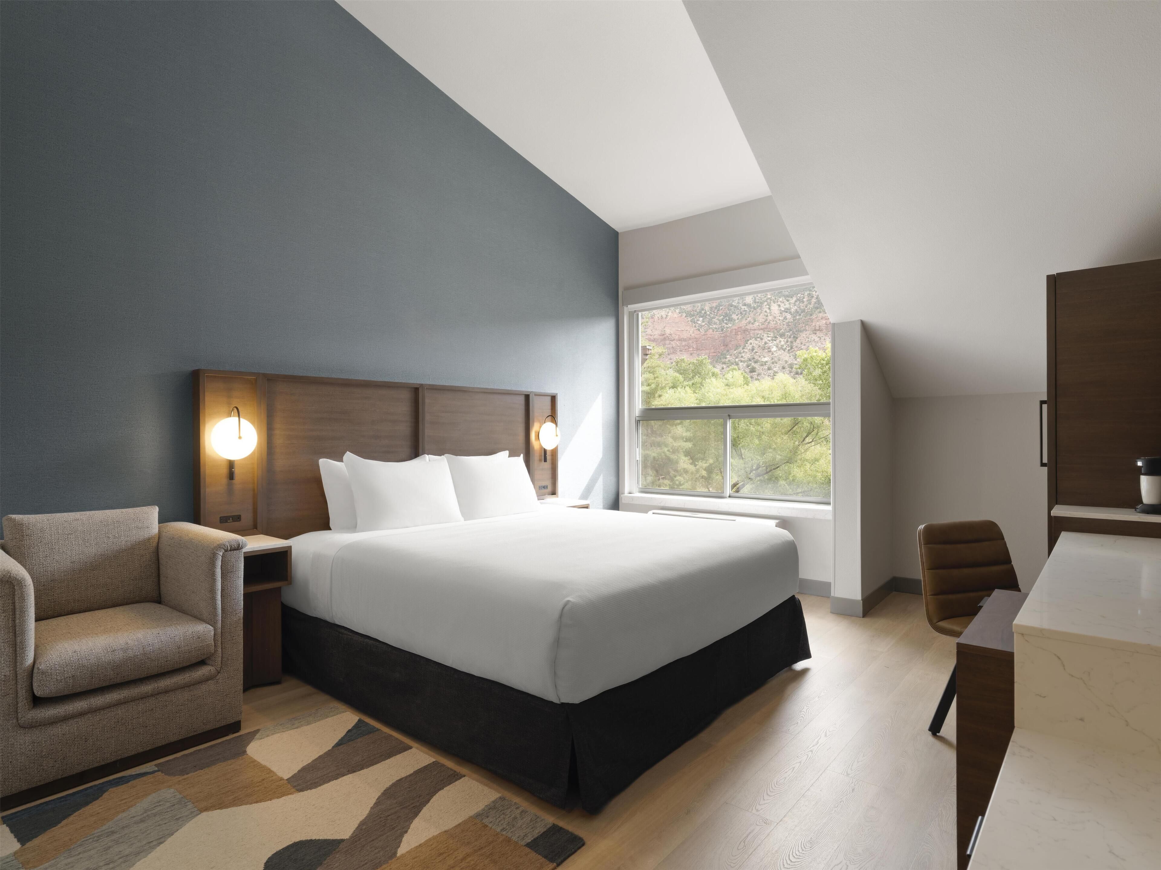 Escritorio, cortinas blackout y tabla de planchar con plancha 