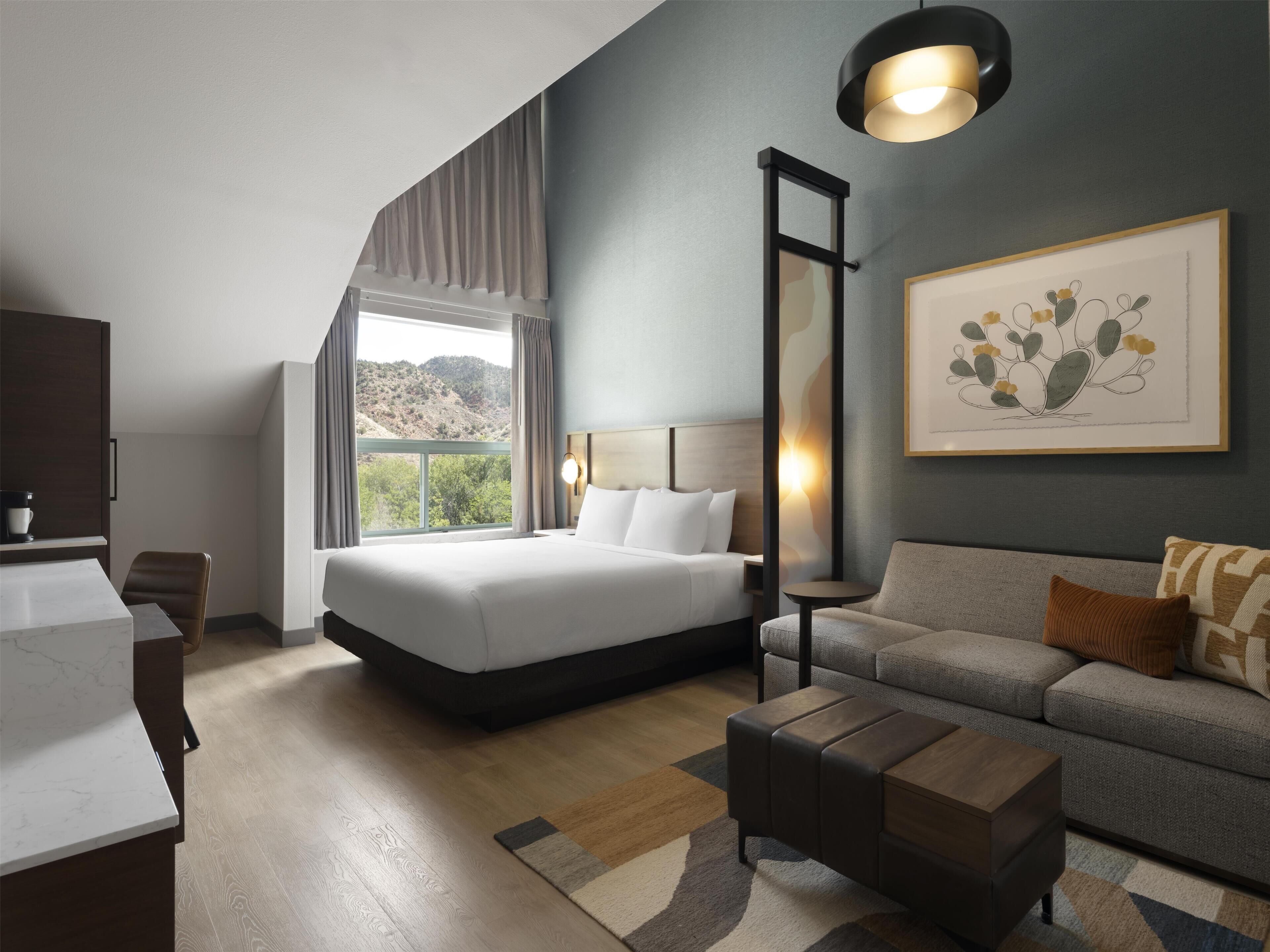 Room, 1 Katil Raja (King) dengan Katil Sofa, Mountain View | Meja, ruang kerja komputer riba, langsir/tirai gelap terus 
