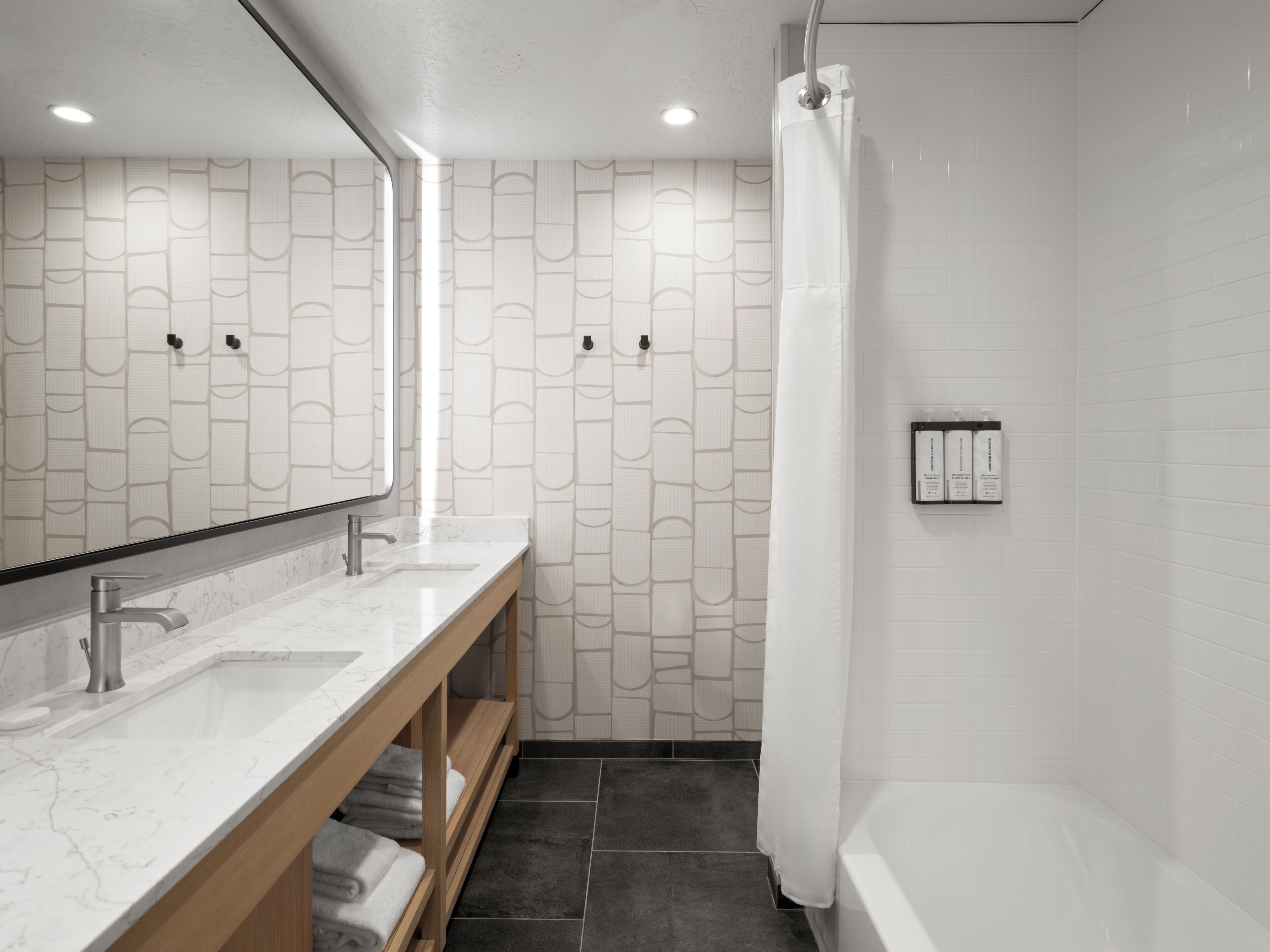 Combined shower/bathtub, free toiletries, hair dryer, towels