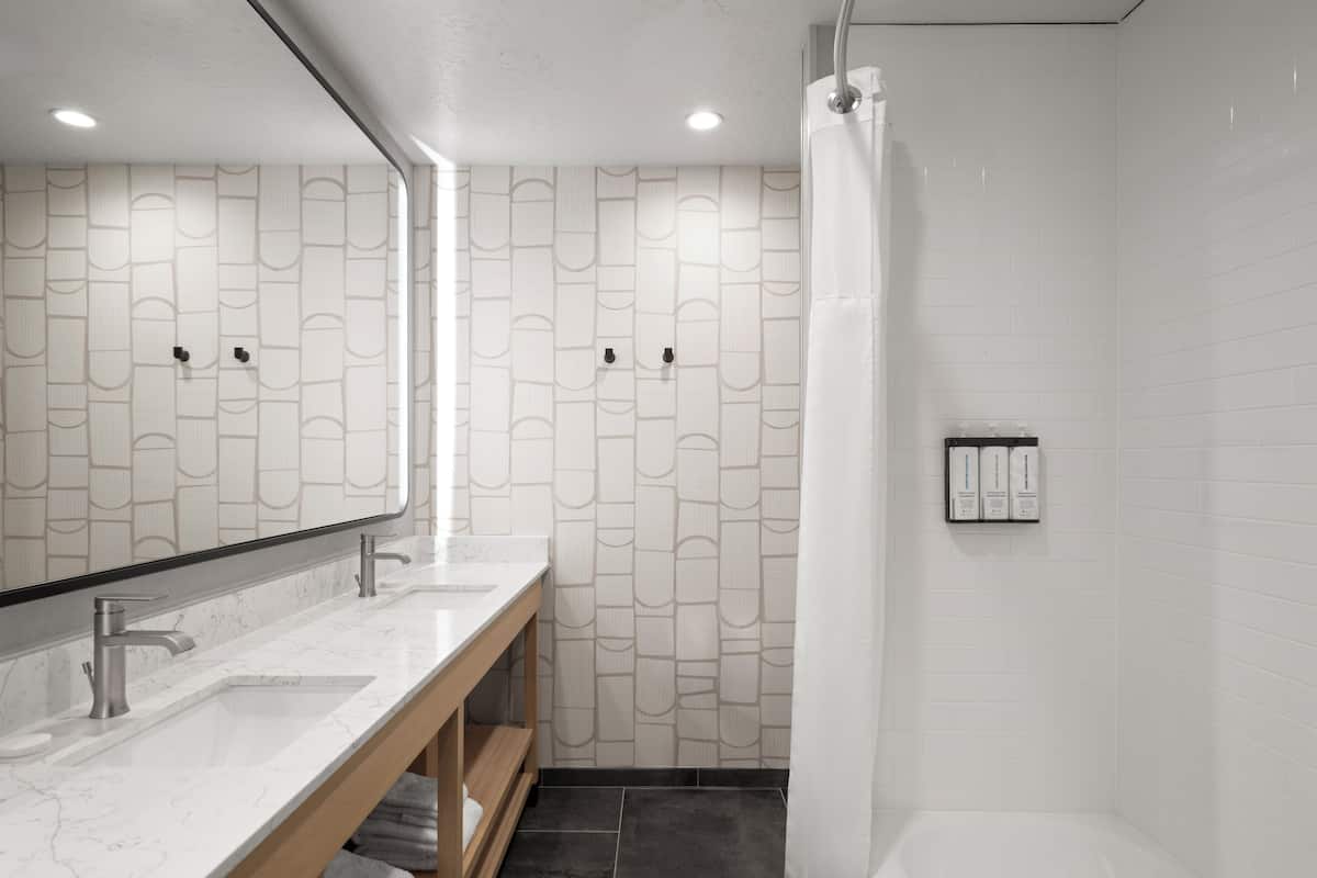 Chuveiro/banheira combinados, produtos de toalete grátis