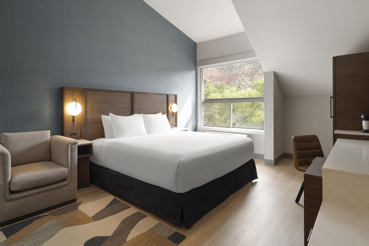 مكتب وستائر تعتيم ومكواة/لوح كي وأسرّة أطفال/رضّع (مجانًا)