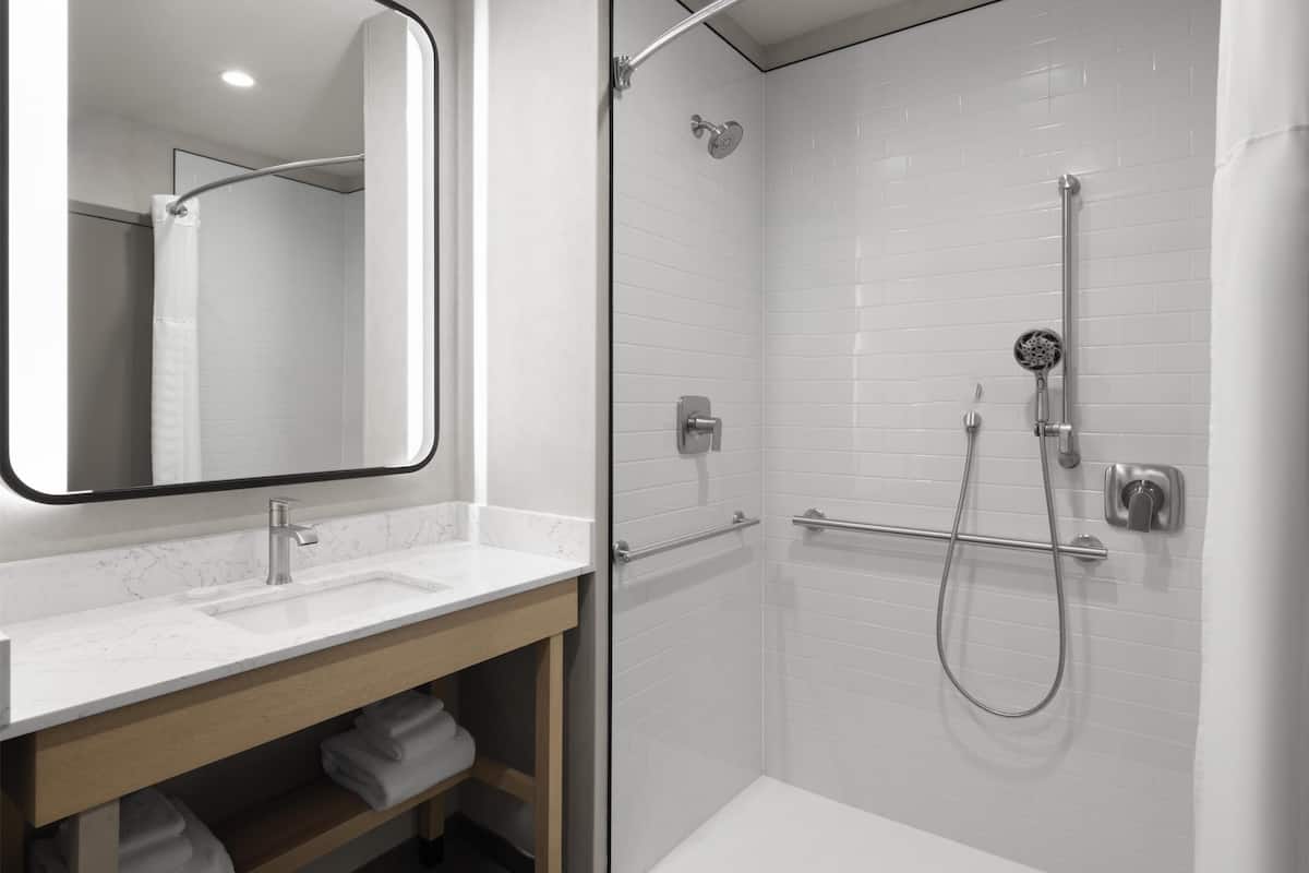 Room, 1 King Bed, Roll-in Shower (Accesible) | Bathroom | Combined shower/tub, free toiletries, hair dryer, towels