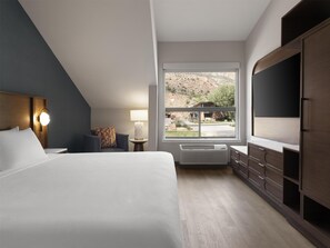 Suite, 1 Bedroom, tab mandi mudah diakses | Meja, ruang kerja komputer riba, langsir/tirai gelap terus 