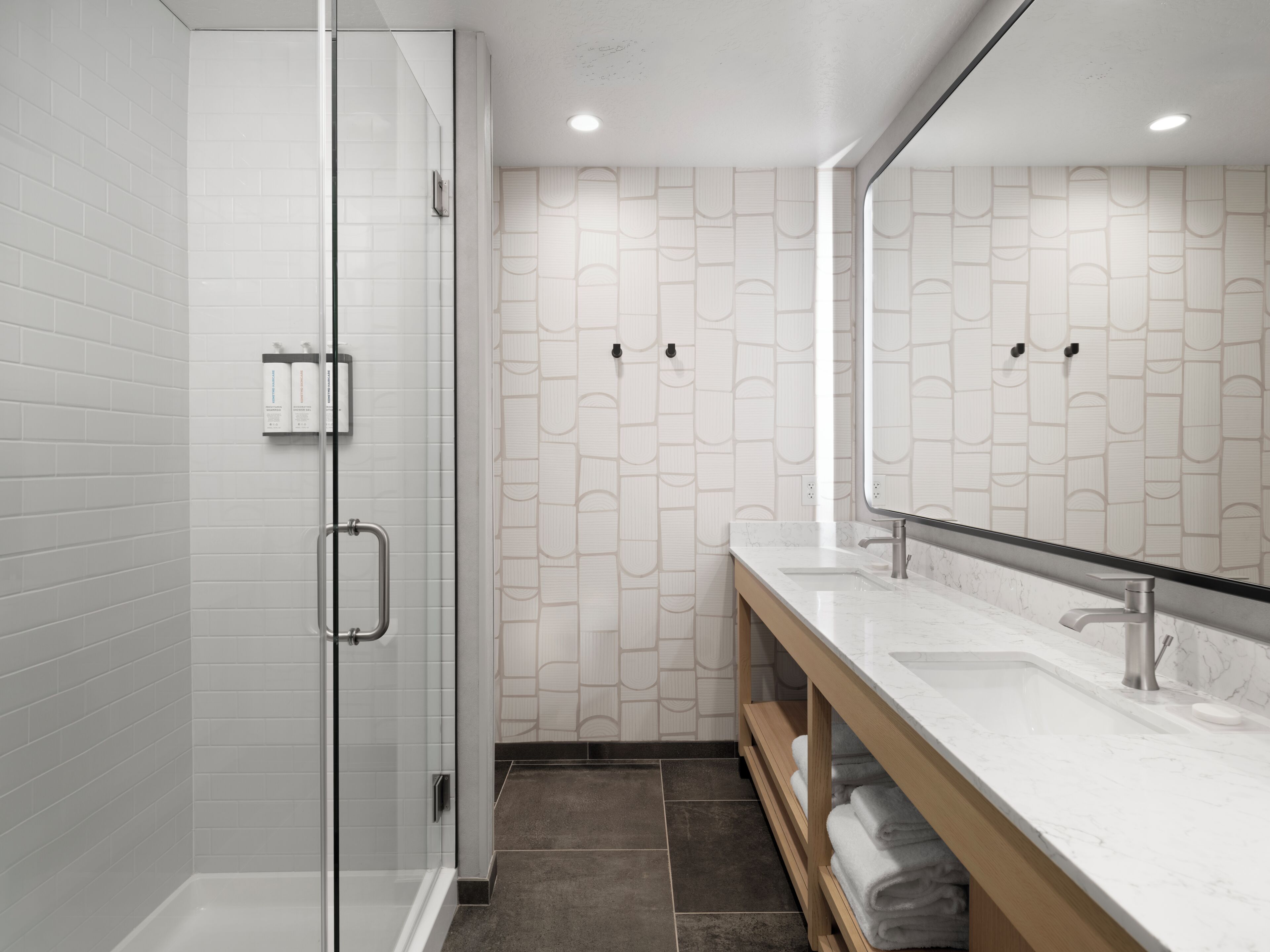 Combined shower/bathtub, free toiletries, hair dryer, towels