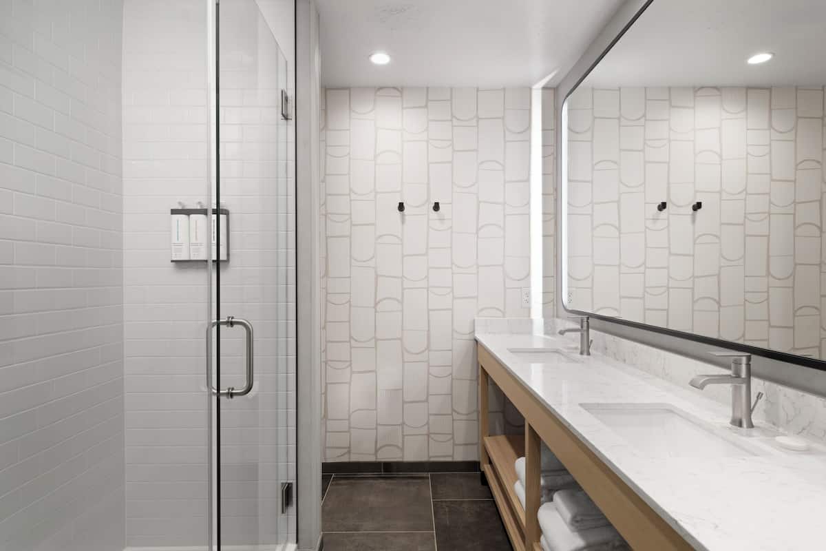 Chuveiro/banheira combinados, produtos de toalete grátis