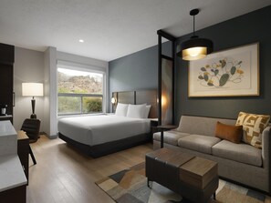 مكتب ومساحة عمل للكمبيوتر المحمول وستائر تعتيم ومكواة/لوح كي