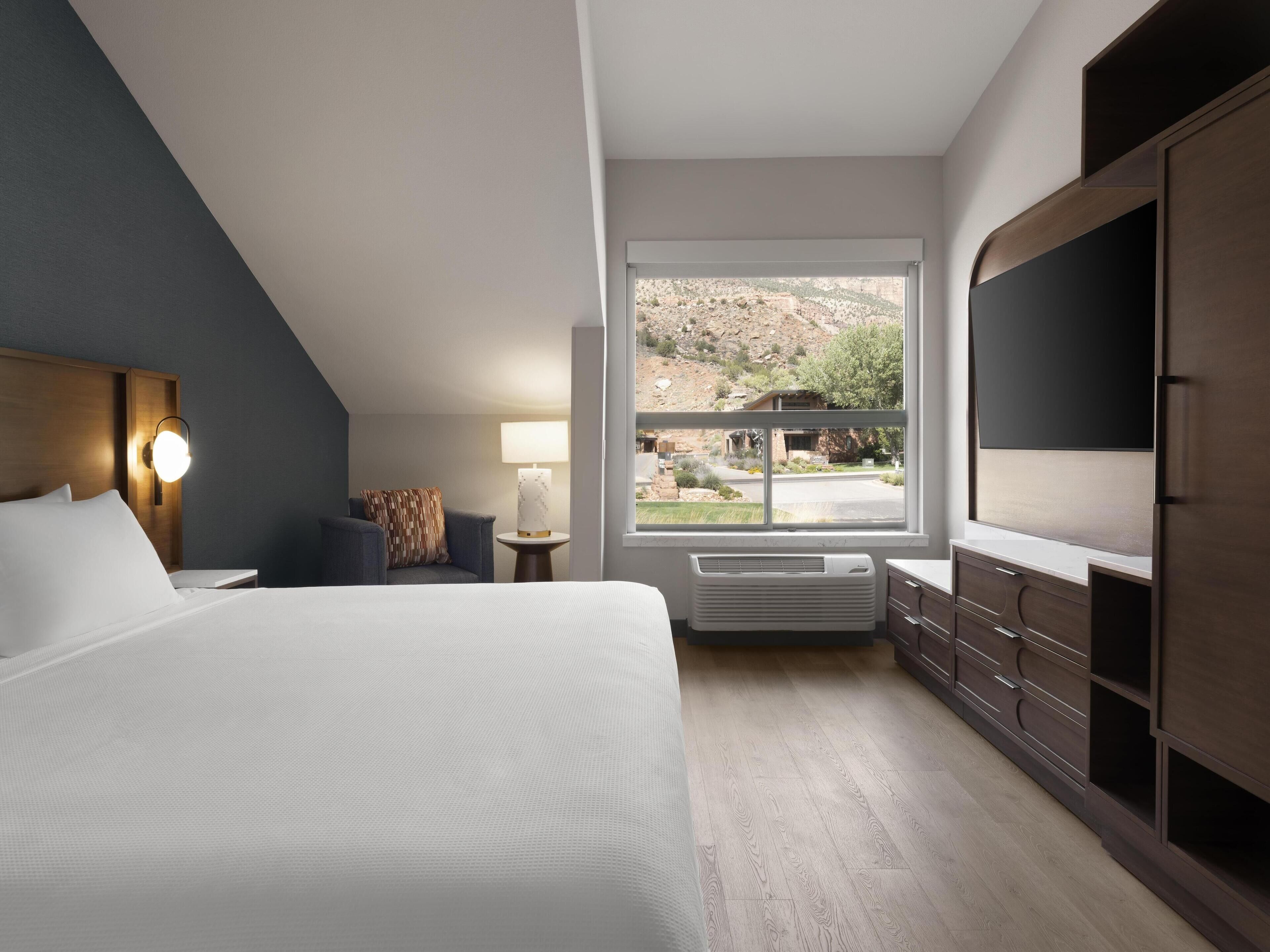 Escritorio, cortinas blackout y tabla de planchar con plancha 