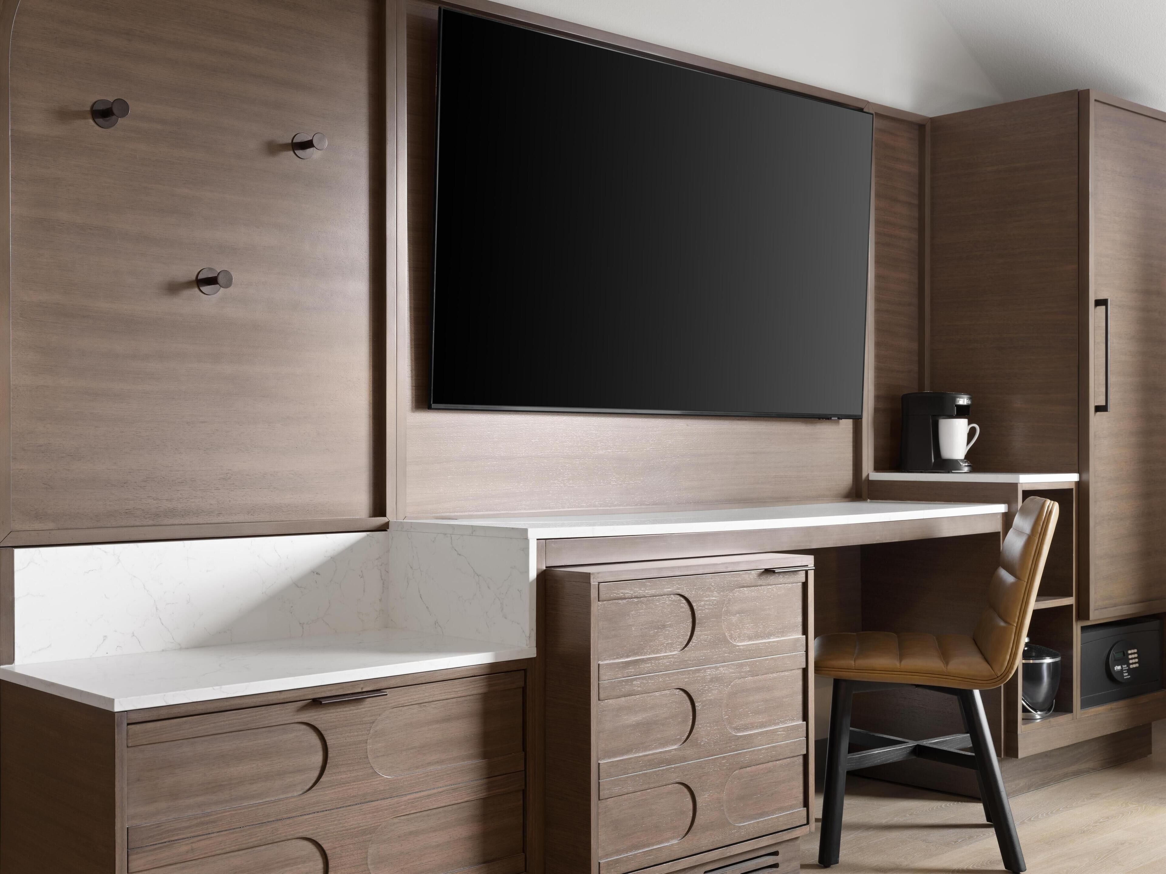 Escritorio, cortinas blackout y tabla de planchar con plancha 