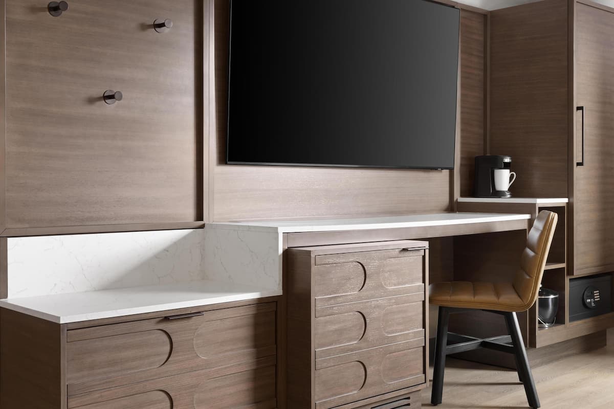 Schreibtisch, Verdunkelungsvorhänge, Bügeleisen/Bügelbrett