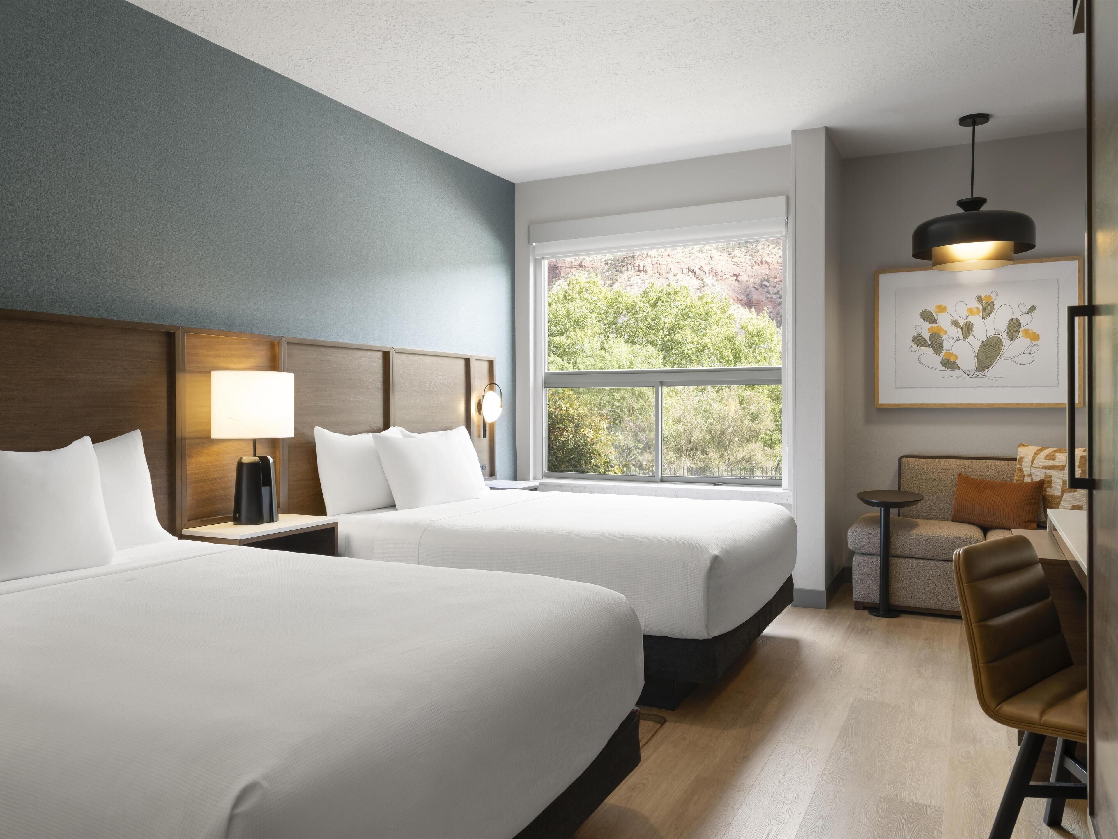 Escritorio, cortinas blackout y tabla de planchar con plancha 