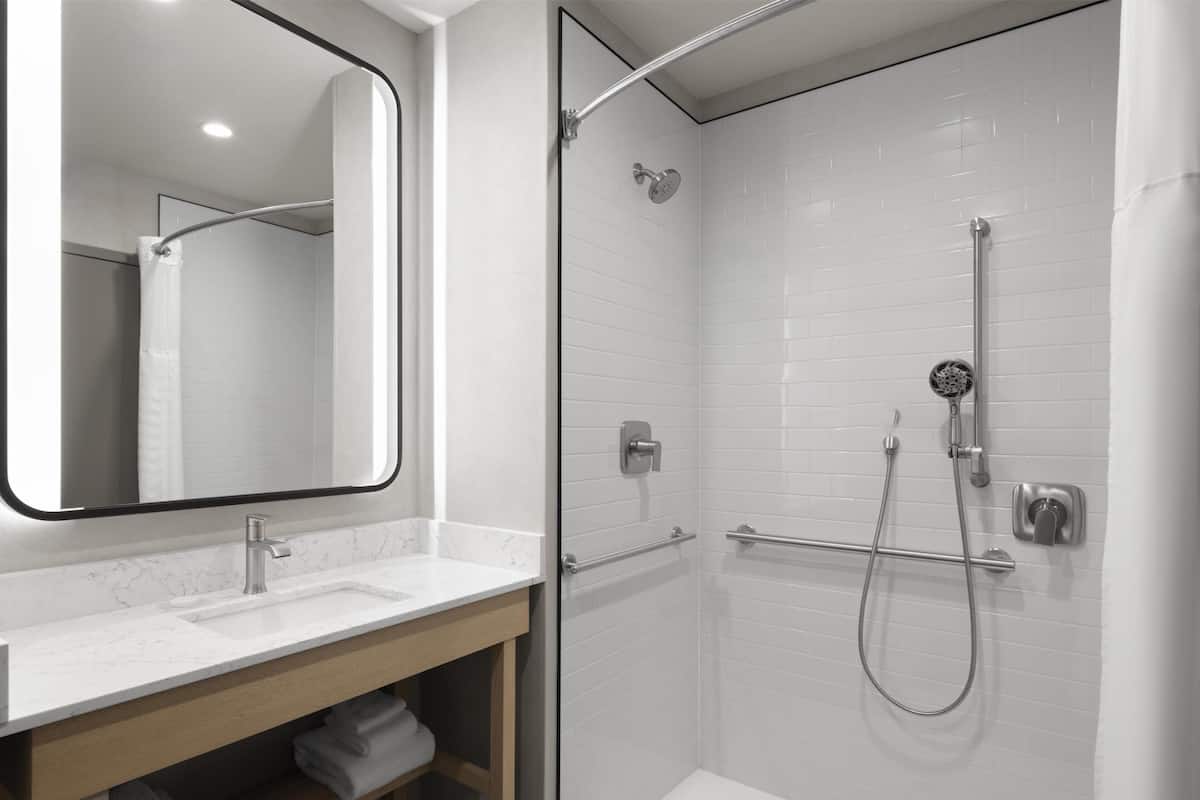Room, 1 King Bed, Roll-in Shower (Accesible) | Bathroom | Combined shower/tub, free toiletries, hair dryer, towels