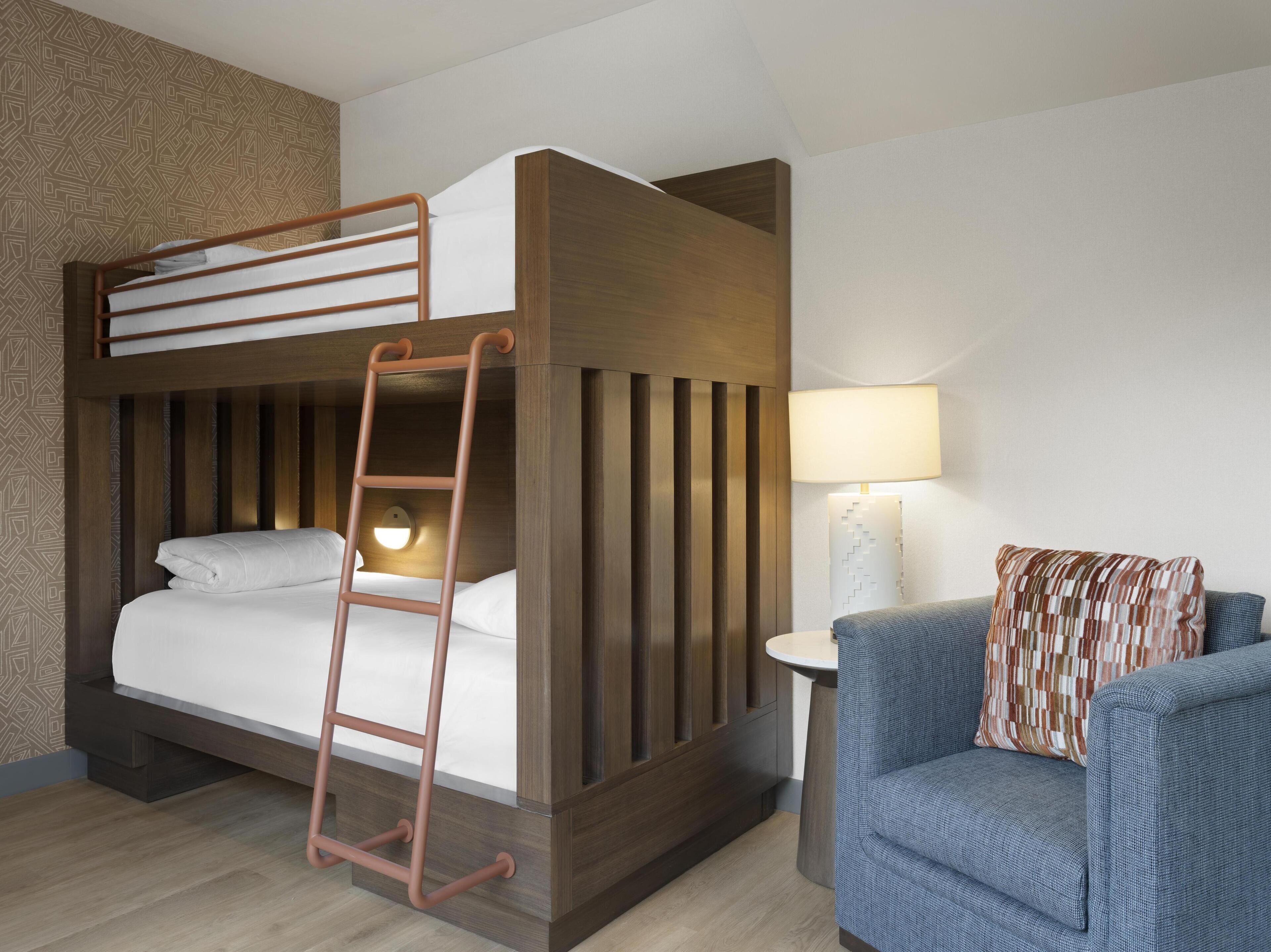 Escritorio, cortinas blackout y tabla de planchar con plancha 