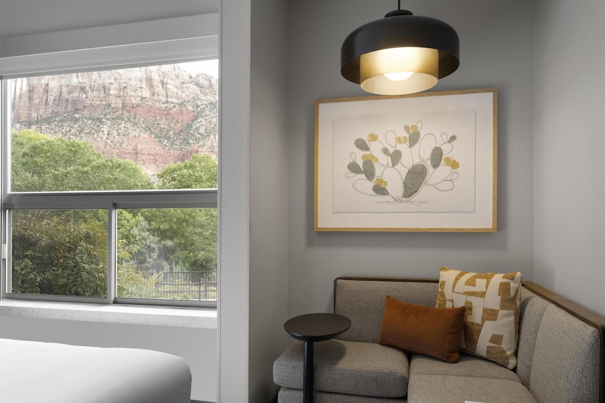 مكتب وستائر تعتيم ومكواة/لوح كي وأسرّة أطفال/رضّع (مجانًا)