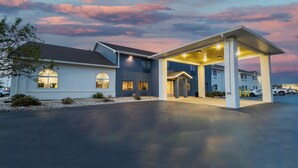 A modern hotel with a covered entrance, a driveway, and a parking area. - Days Inn by Wyndham Sturtevant / Racine / Mount Pleasant (Mount Pleasant)