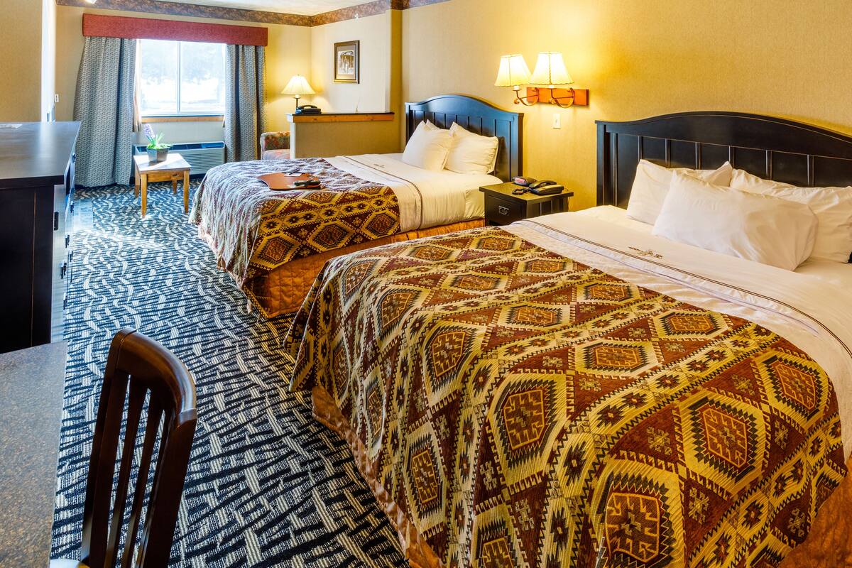 Suite, Fireplace | Hypo-allergenic bedding available, in-room safe, iron/ironing board