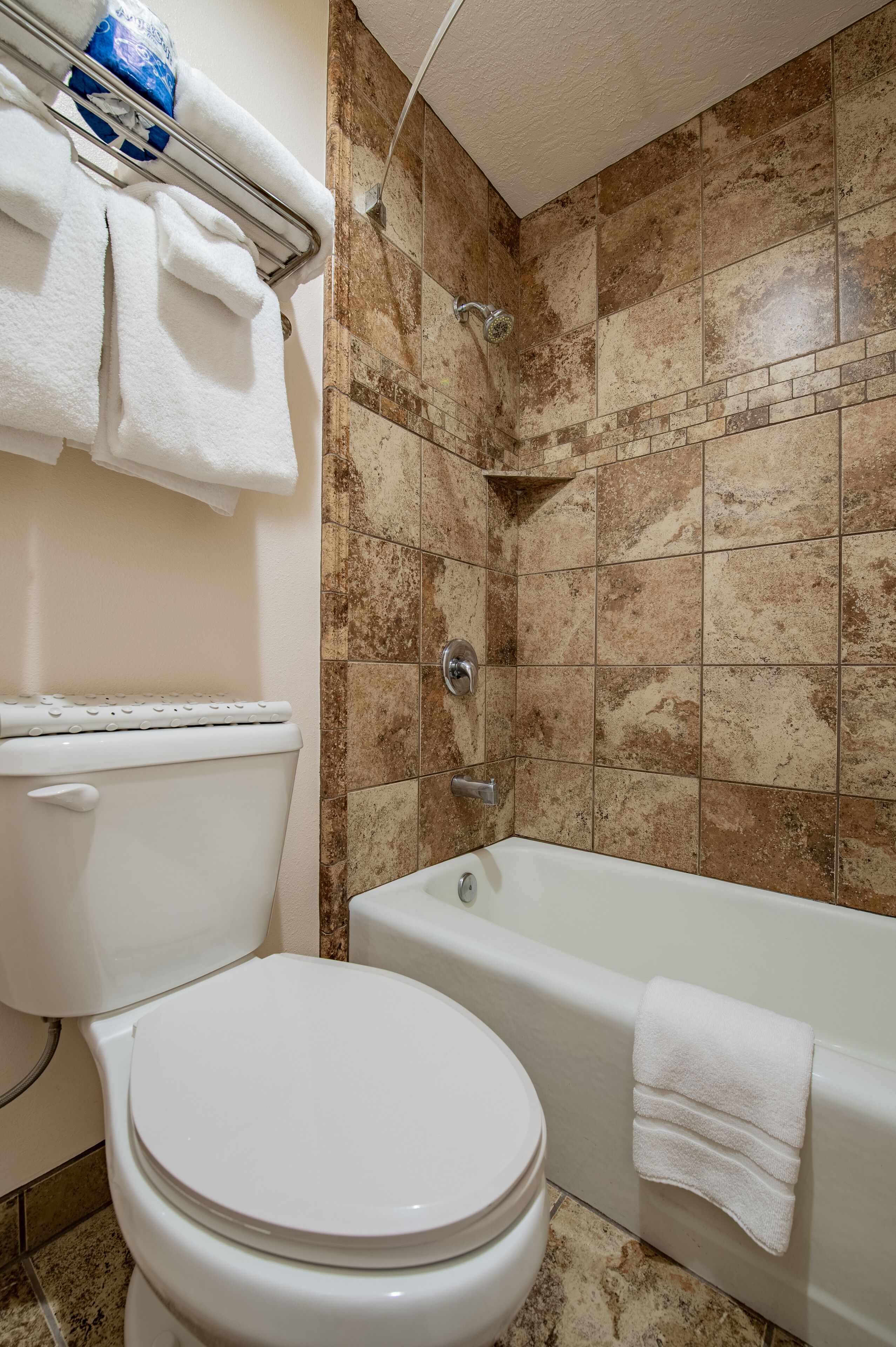 studio (suite) | bathroom | combined shower/bathtub, free toiletries, hair dryer, towels