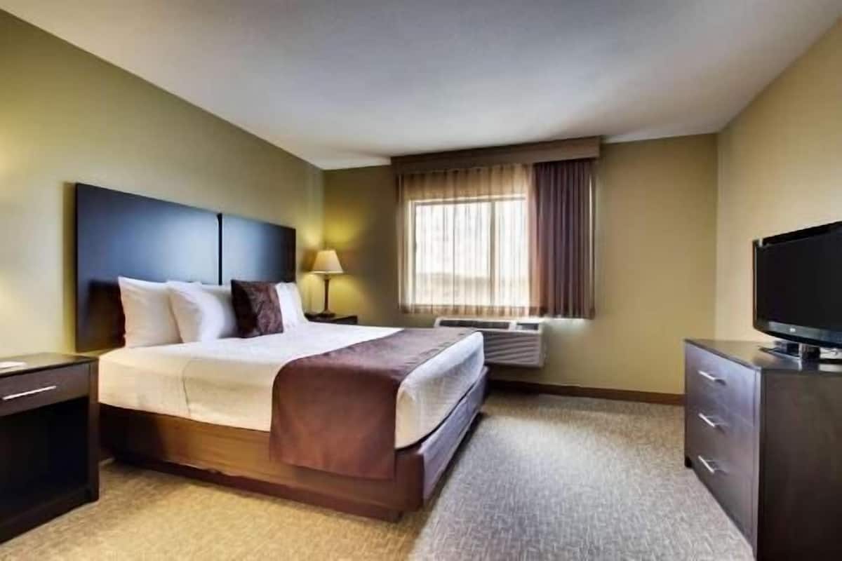 Rideaux occultants, fer et planche à repasser, lits bébé (gratuits)