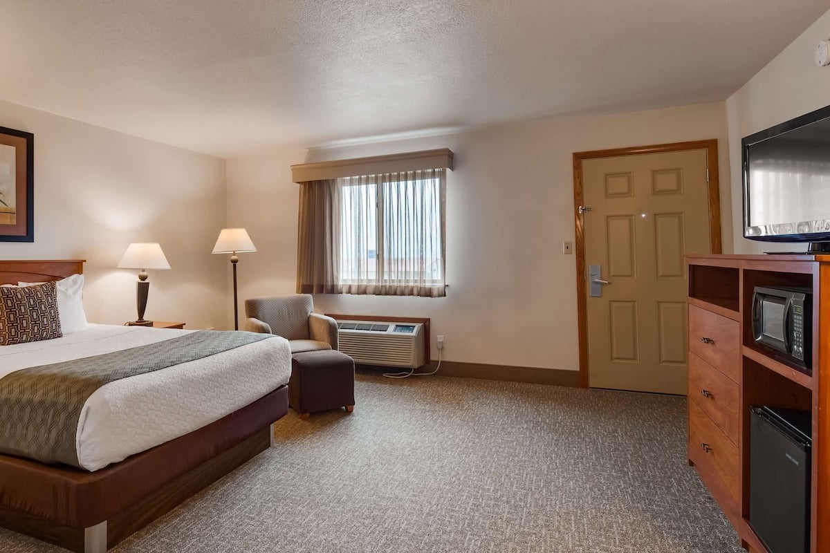 Rideaux occultants, fer et planche à repasser, lits bébé (gratuits)